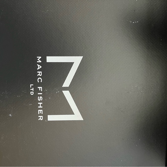 New in box Marc Fisher buttery soft suede booties size 6 - Picture 3 of 4